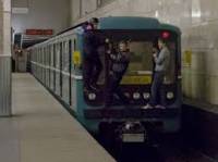В Киеве подросток экстремал, зацепившись за вагон метро, получил тяжелые травмы